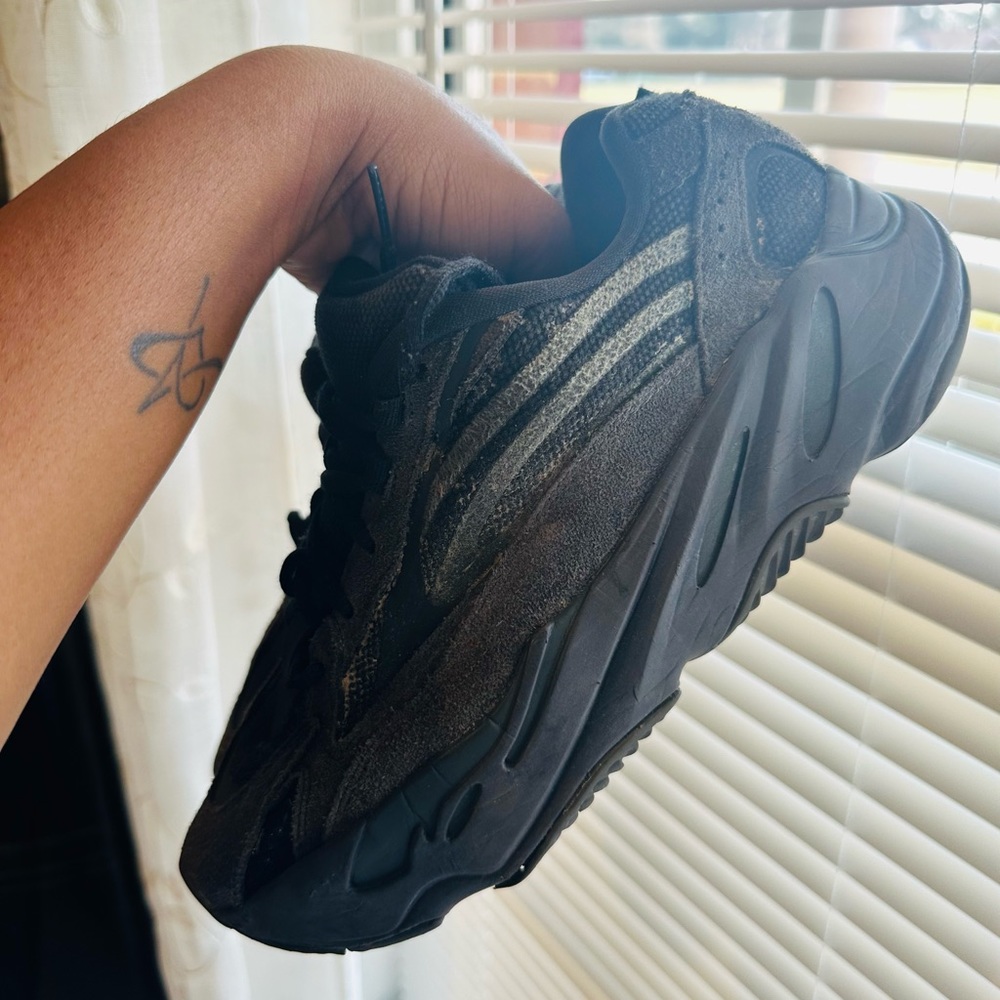 Black YEEZY boost 700 V2 Vanta